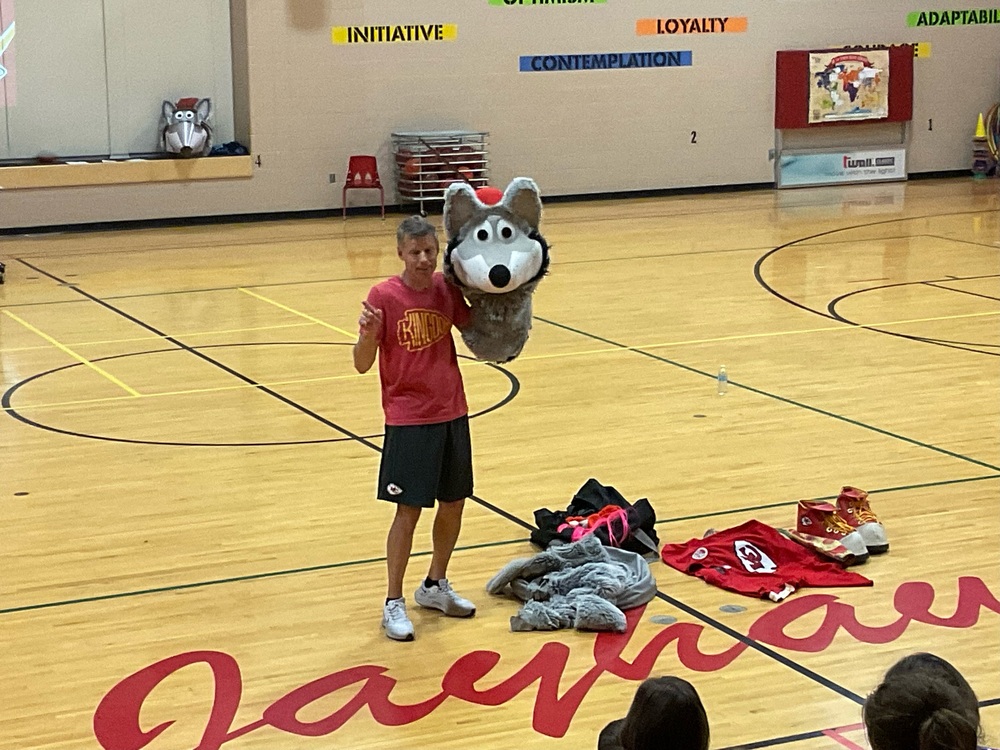 KC Wolf Mascot speaking to kids